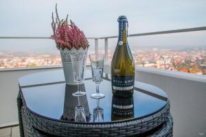 a bottle of wine and two glasses on a table at Ansbachs City Apartment in Ansbach