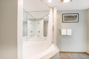 a white bathroom with a tub and shower at Knights Inn Jacksonville in Jacksonville +18 photos