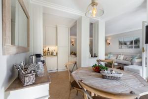 uma cozinha e sala de estar com mesa e cadeiras em Le Corot em Beaulieu-sur-Mer
