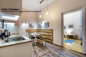 A kitchen or kitchenette at Little Americas Concert Hall Apartments