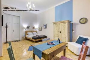 A bed or beds in a room at Little Americas Concert Hall Apartments