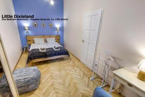 A bed or beds in a room at Little Americas Concert Hall Apartments