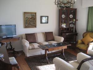 un soggiorno con divano e tavolino da caffè di Yourpenthouseinmadeira a Funchal