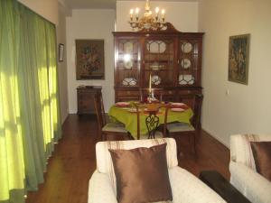 sala de estar con mesa y lámpara de araña en Yourpenthouseinmadeira en Funchal