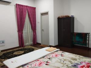 1 dormitorio con 1 cama en una habitación con ventana en Masayu Putrajaya Homestay, en Putrajaya