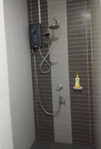 y baño con ducha con cabezal de ducha. en Masayu Putrajaya Homestay, en Putrajaya