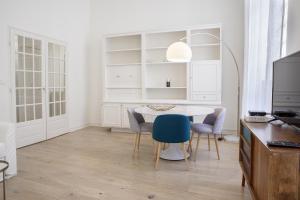 uma sala de jantar branca com uma mesa e cadeiras em Appartement Hypercentre - Le Ruat em Bordeaux