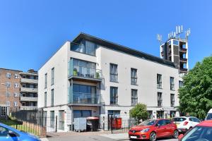 Gallery image of Superb apt for 6 with balcony, 10mins to East Putney in London