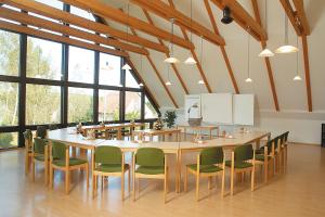 ein großes Esszimmer mit einem großen Tisch und Stühlen in der Unterkunft Landhotel Krausnick in Krausnick