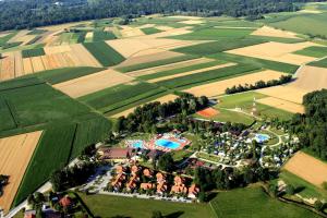 eine Luftansicht eines Resorts inmitten eines Feldes in der Unterkunft Tourist Farm Šalamun in Banovci