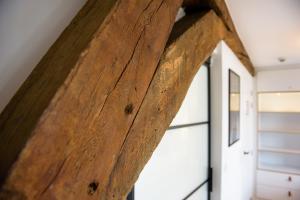 un cierre de una puerta de madera en una habitación en Les Chambres de Martin, en Bruselas