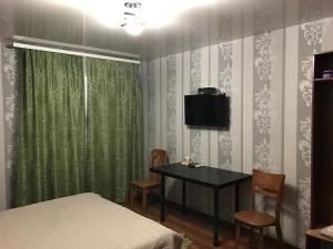 Televízia a/alebo spoločenská miestnosť v ubytovaní Hotel Kryve Ozero