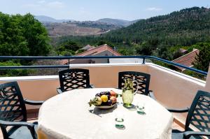 - une table avec un bol de fruits sur le balcon dans l'établissement Zimmer In Yuvalim, à Yuvallim