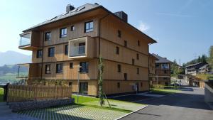 een gebouw met een boom ervoor bij Apartment SCHLADMING - Planai view in Schladming