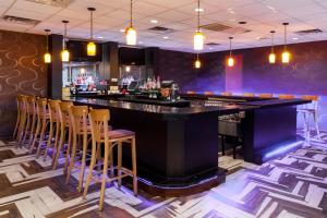 Lounge nebo bar v ubytování Ramada by Wyndham Newburgh/West Point