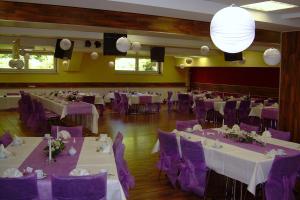 Ein Restaurant oder anderes Speiselokal in der Unterkunft Parkhotel Neubrandenburg 