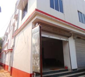 un bâtiment avec sa porte ouverte sur une rue dans l'établissement Lodge Lipika, à Bolpur