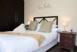 Un pat sau paturi într-o cameră la Keren's Vine Guesthouse