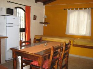 cocina con mesa, nevera y cama en Monteverde en La Paz