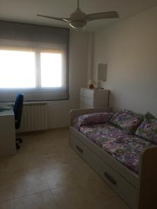 um quarto com uma cama, uma secretária e uma janela em Casa Vega em Sobradiel