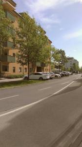 una calle con coches estacionados en el lateral de un edificio en New Point, en Zagreb