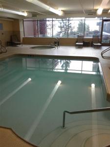 une grande piscine d'eau dans un bâtiment dans l'établissement Shoshone-Bannock Hotel and Event Center, à Fort Hall