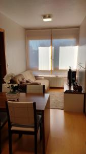 sala de estar con sofá y mesa en Apartamento Flat, en Gramado
