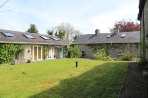 an old stone house with a large yard at Glenboy Country Accommodation in Oldcastle