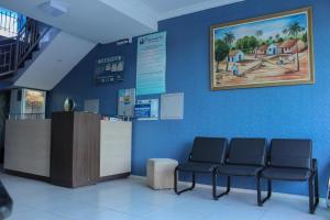 uma sala de espera com cadeiras e uma parede azul em Pousada Planalto em Juazeiro do Norte
