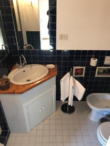 bagno con lavandino e servizi igienici di Castello Delle Quattro Torra a Siena