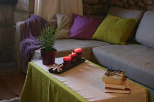 una mesa con libros y velas en un sofá en Casa rural La Casona del Piquero, en Lastres