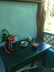 un tavolo nero con un cesto di frutta sopra di Cabinas Guarana a Puerto Viejo