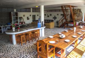 um quarto com uma grande mesa de madeira e cadeiras em Yacumaman Sanctuary em Tarapoto