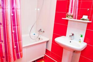 ウファにあるАпартаменты Перовская 38の赤いバスルーム(シンク、シャワー付)