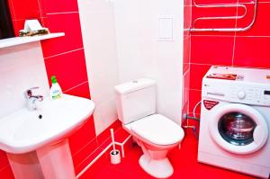ウファにあるАпартаменты Перовская 38の赤いバスルーム(トイレ、洗濯機付)