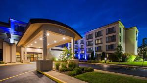a night view of a hotel with a building at Best Western Executive Inn Kenosha - Pleasant Prairie in Kenosha