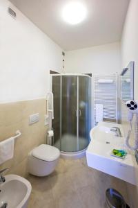 オデルツォにあるRistorante Locanda Dussinのバスルーム(シャワー、トイレ、シンク付)