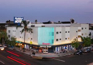 - un bâtiment dans une rue de la ville où les voitures passent dans l'établissement Beverly Laurel Hotel, à Los Angeles