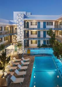 einen Blick nach außen auf ein Hotel mit Pool in der Unterkunft Beverly Laurel Hotel in Los Angeles