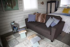 A seating area at BlueFin Cottage