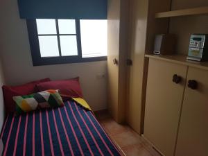 アリエタにあるCasa Garita Beachの小さなベッドルーム(ベッド1台、窓付)
