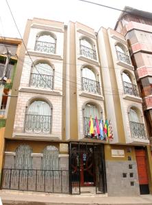 budynek z flagami z przodu w obiekcie UTASA VILLA REAL inn w mieście Puno