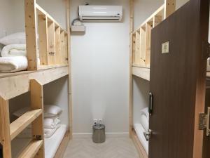 群山市瓦丹旅馆的带门和架子的衣柜