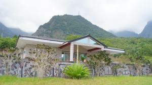 uma casa em frente a uma montanha em Xiao Guilin Homestay em Changbin