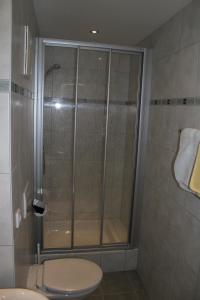 ザンクト・アントン・アム・アールベルクにあるPension Jägerhofのバスルーム(シャワー、トイレ、洗面台付)