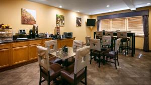 Best Western Dallas Inn & Suites tesisinde bir restoran veya yemek mekanı