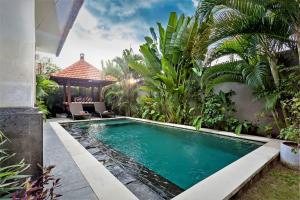 สระว่ายน้ำที่อยู่ใกล้ ๆ หรือใน Rumah Indah Villa