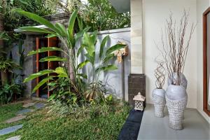 Κήπος έξω από το Rumah Indah Villa