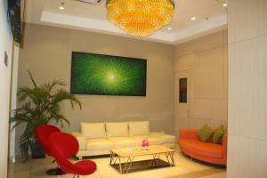 een woonkamer met een bank en een tafel bij Aurora Hotel in Melaka