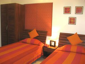 Tempat tidur dalam kamar di Red Arrow Residency